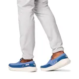Zapatilla tipo slip-on Columbia Boatside PFG, color azul, con empeine de lona y ante. Presenta una suela de plataforma blanca con motas de colores y tecnología Omni-GRIP LT para mayor tracción y ligereza.