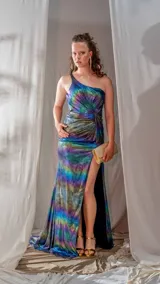 Vestido largo de fiesta tornasol, con un solo hombro, drapeado en el torso y abertura en la pierna.