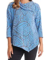 Buzo de tejido soft labrado con diseño floral, cuello volcado con detalle de botones en la solapa, mangas tres cuartos con hombros caídos y ruedo asimétrico en punta.