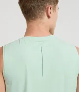 Musculosa deportiva de poliamida color verde menta, con cuello redondo y estampa frontal con el texto 'RUN CLUB'.