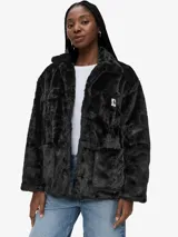 Chaqueta de piel sintética negra, con cuello clásico, cierre frontal de botones y bolsillos delanteros. Presenta etiqueta de la marca Carhartt en el bolsillo del pecho.