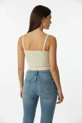 Top de algodón blanco, ajustado al cuerpo, con cuello cuadrado y tirantes finos.