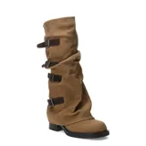Bota de caña alta color tostado, estilo slouchy, confeccionada en gamuza sintética con múltiples tiras y hebillas decorativas oscuras en el lateral. Cuenta con tacón bajo y suela plana.