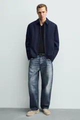 Mocasín casual de hombre confeccionado en piel con acabado serraje en color beige, con detalle de bordón en el empeine y suela fina al tono.