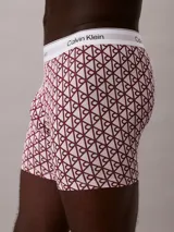 Pack de tres bóxers largos Calvin Klein modelo Icon Cotton Stretch. Incluye un bóxer liso en color rosado claro, uno estampado con patrón geométrico en tonos bordo y blanco, y uno negro liso. Todos cuentan con cintura elástica con el logo de la marca en contraste.