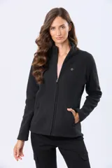 Campera de polar azul marino con cierre frontal completo, cuello alto y bolsillos laterales con cierre. Presenta detalles en cuero en los tiradores de los cierres.