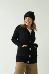 Cárdigan largo de punto color negro, con bolsillos y botones frontales.