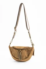 Cartera tipo bandolera de gamuza sintética color marrón, con diseño de media luna, cierre frontal con doble tirador metálico y detalle de borla lateral.