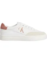 Zapatillas urbanas Calvin Klein Jeans de cuero blanco con detalles en beige y rosa. Presentan el logo "CK" en el lateral y la inscripción "Calvin Klein Jeans" en la suela.