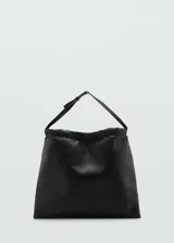Bolso tipo shopper de cuero ovino, color negro, con diseño fruncido en la parte superior y asa de hombro ajustable.