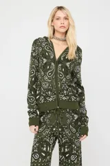 Campera de tricot verde militar con estampado paisley en color blanco y negro, manga larga, capucha y cierre frontal completo con cordón ajustable en el bajo.