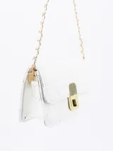 Cartera bandolera rectangular color blanco, con diseño acolchado con pespuntes formando triángulos. Tiene solapa con cierre metálico dorado y correa de cadena dorada.