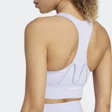 Sostén deportivo Adidas de sujeción media, color lila, con logo blanco en el centro del pecho y tirantes cruzados en la espalda. Cuenta con bolsillos para guardar objetos pequeños.