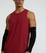 Musculosa deportiva masculina Get Over, de corte regular en color marrón, con cuello redondo, costuras visibles y etiqueta decorativa en el bajo.