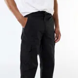Pantalón cargo negro de corte regular fit, con bolsillos laterales en las piernas y cintura con cordón ajustable.