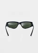 Lentes de sol negros con forma rectangular y protección UV 400.