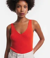 Musculosa negra de tejido de punto acanalado, con escote en V profundo y tirantes anchos.