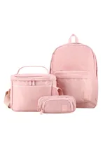 Kit de tres piezas color rosado compuesto por una mochila, una lonchera y una cartuchera. La mochila posee un compartimento principal amplio y un bolsillo frontal con cierre. La lonchera cuenta con asa superior y correa regulable, mientras que la cartuchera es de diseño compacto con cierre frontal.