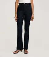 Pantalón de corte recto en denim azul oscuro, con tiro medio, trabillas para cinturón y bolsillos funcionales.