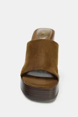 Sandalia de cuña color marrón con plataforma y tira ancha de ante.