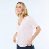 Camiseta de manga corta con cuello en V, confeccionada en algodón, de corte estándar y color rosa.