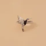 Anillo de plata 925 con diseño de picaflor en vuelo, decorado con pequeñas circonias incrustadas en el ala y el ojo.
