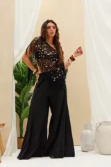 Pantalón negro de lino con tiro alto, bolsillos laterales y diseño de pierna ancha (palazzo).