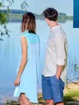 Camisa de hombre azul marino de lino con cuello abotonado y logo bordado en el pecho.