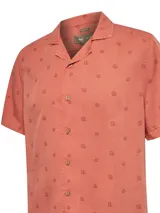 Camisa de manga corta RKF modelo Tencelpri, color salmón, con cuello cubano, cierre frontal de botones y diseño estampado de pequeños motivos inspirados en la fauna marina. Confeccionada 100% en Tencel.