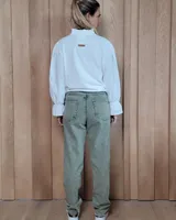 Pantalón de jean de corte recto y tiro medio, en color gris oscuro con efecto lavado. Presenta cierre frontal con botón y bolsillos laterales y traseros.