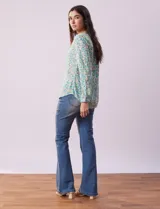 Blusa de gasa estampada con flores, marca Zac & Rachel. Tiene cuello a la base, escote en V y abertura con botones. Las mangas largas son de largo regulable.