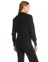 Campera tipo bomber combinada, con frente en cuero sintético y mangas y espalda tejidas. Presenta cuello a la base, cierre frontal y bolsillos laterales.