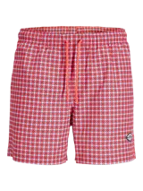 Short de baño rojo con estampado geométrico, cintura elástica con cordón de ajuste naranja y bolsillos delanteros.