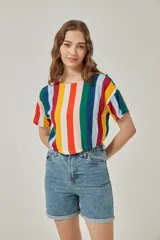 Blusa de mangas cortas con estampado de rayas verticales multicolores.