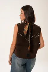 Chaleco marrón de gamuza con cordones laterales y tachas plateadas.