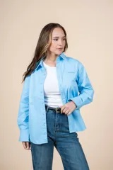 Camisa celeste de corte clásico, con bolsillo en el pecho, confeccionada en tejido suave de algodón y spandex.