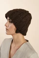 Gorro tejido a mano con diseño de ochos, color marrón y blanco jaspeado.
