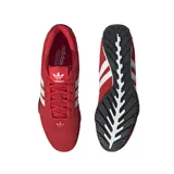 Championes Adidas Adiracer LO de perfil bajo, confeccionados en gamuza de color rojo con las icónicas tres tiras laterales en blanco. Presentan un diseño inspirado en el automovilismo con suela de goma negra y detalle de marca en el lateral.