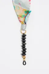 Cadena para lentes con cinta de tela estampada con flores y cuentas de madera.