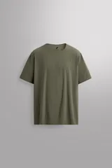 Camiseta de entrenamiento de corte relajado, confeccionada en tejido técnico ligero y elástico con textura microperforada. Presenta cuello redondo, manga corta y costuras termofijadas.