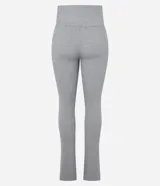 Pantalón de tiro alto en tricot acanalado con corte flare, ajustado en caderas y muslos con apertura desde la rodilla.