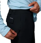 Pantalón cargo negro de corte recto, con bolsillos laterales con solapa y múltiples compartimentos.