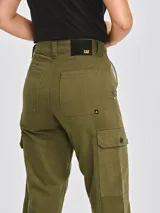 Pantalón cargo de corte recto y tiro alto en color verde militar, con bolsillos laterales tipo cargo en los muslos, bolsillos frontales profundos y cierre de cremallera con botón.