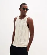 Pantalón masculino modelo balloon, color negro, confeccionado en liocel y algodón. Presenta cintura elástica, cierre tradicional y bolsillos funcionales.