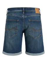 Bermuda de jean azul con efecto gastado y dobladillo revuelto en las piernas, de corte clásico.