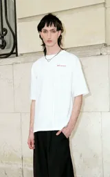 Remera blanca de manga corta, con cuello redondo y calce regular. En la espalda presenta un gran estampado inspirado en la icónica lata de sopa Campbell's de Andy Warhol.