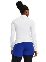 Remera técnica de manga larga Under Armour, diseñada como capa base. Presenta cuello alto con logo de la marca, mangas raglán y paneles de malla en las axilas para mayor ventilación. Confeccionada en tejido de doble capa con interior cepillado para mayor calidez y exterior de secado rápido.