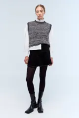 Chaleco de tejido de punto color crudo, con cuello a la base y lurex.