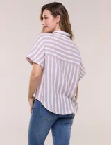 Camisa de algodón con rayas verticales en tonos verde, rosado y blanco. Tiene mangas cortas amplias, escote en V con solapa y botones frontales, y detalle de nudo en el bajo.
