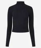 Polera color camel de punto acanalado, con cuello alto y mangas largas.